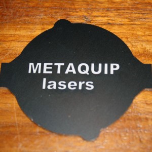Lasergraveren van geanodiseerd aluminium met fiberlaser of CO2 laser