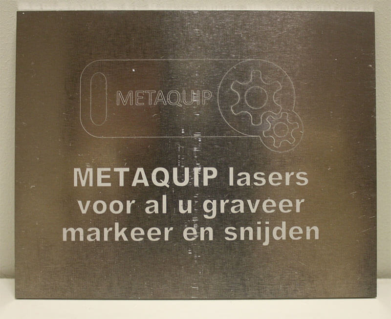Lasergraveren van rvs naamplaatjes met een fiberlaser