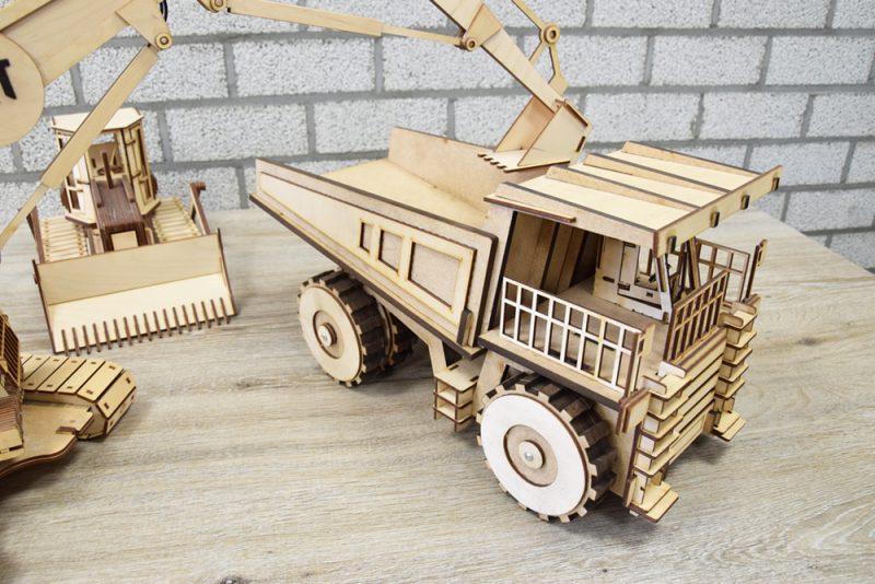 Modelo de camión de madera cortado con láser en madera