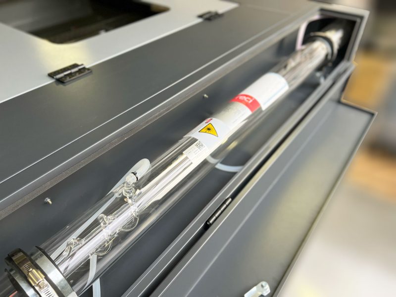Productie CO2 lasergraveer en lasersnijmachine laserbuix