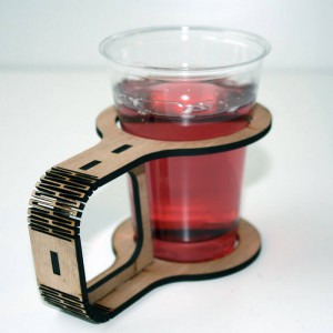 Laserschneiden von Getränkehaltern aus Sperrholz mit einem CO2-Laser