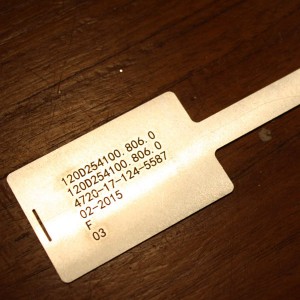 Lasergraveren van aluminium typeplaatjes met een fiberlaser