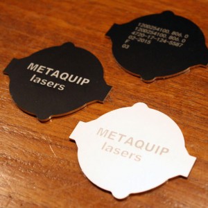 Lasergraveren van geanodiseerd aluminium met fiberlaser of CO2 laser