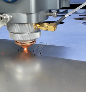MQ1390C Taglierina laser per metallo CO2 ad alta potenza - Primo piano della testa laser