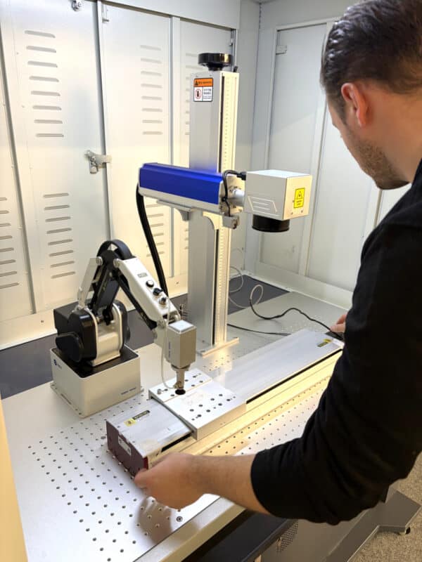 Fiber-Graveerlaser-Productie-XL-InUse