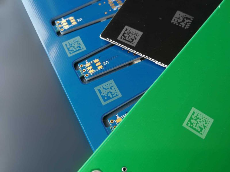 Códigos de barras y números de serie de grabado láser en PCB (placa de circuito impreso) con máquinas láser UV.