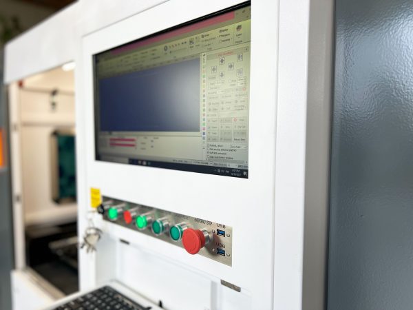 MQ FC6060 Faser-Metall-Laserschneider mit integriertem Computer, Nahaufnahme